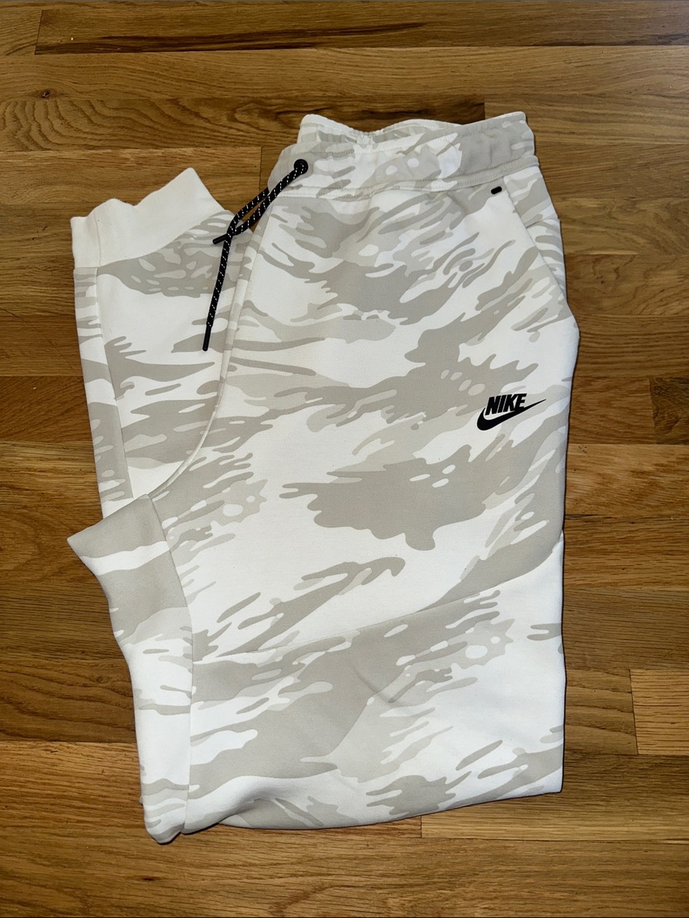 Nike Tech Men’s Camo Joggers Sweatpants in Summit White/Black sz L Tall